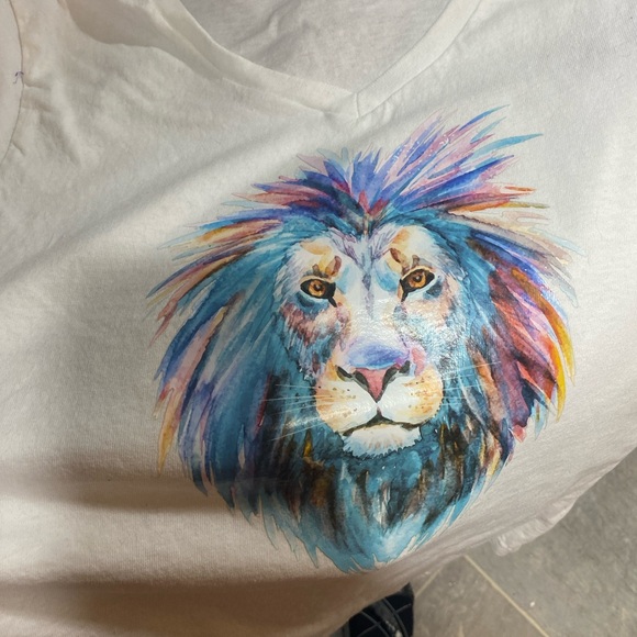 White cotton V-neck T with Lion transfer - Picture 1 of 2